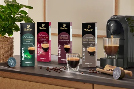 A pulton Cafissimo Barista Edition Espresso kapszulák és egy kávéfőző látható egy presszókávéscsészével.