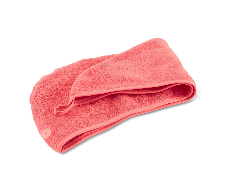 Egy rózsaszín turbán alakú törölköző fehér alapon.