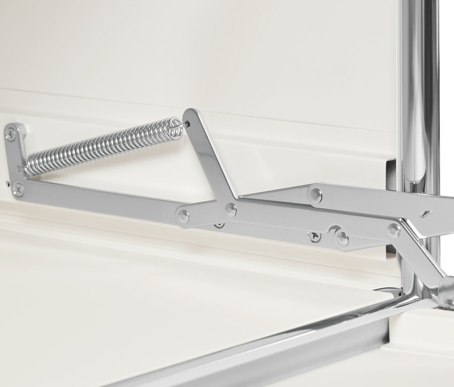 Egy fehér fém nyitott ruhásszekrény részlete.