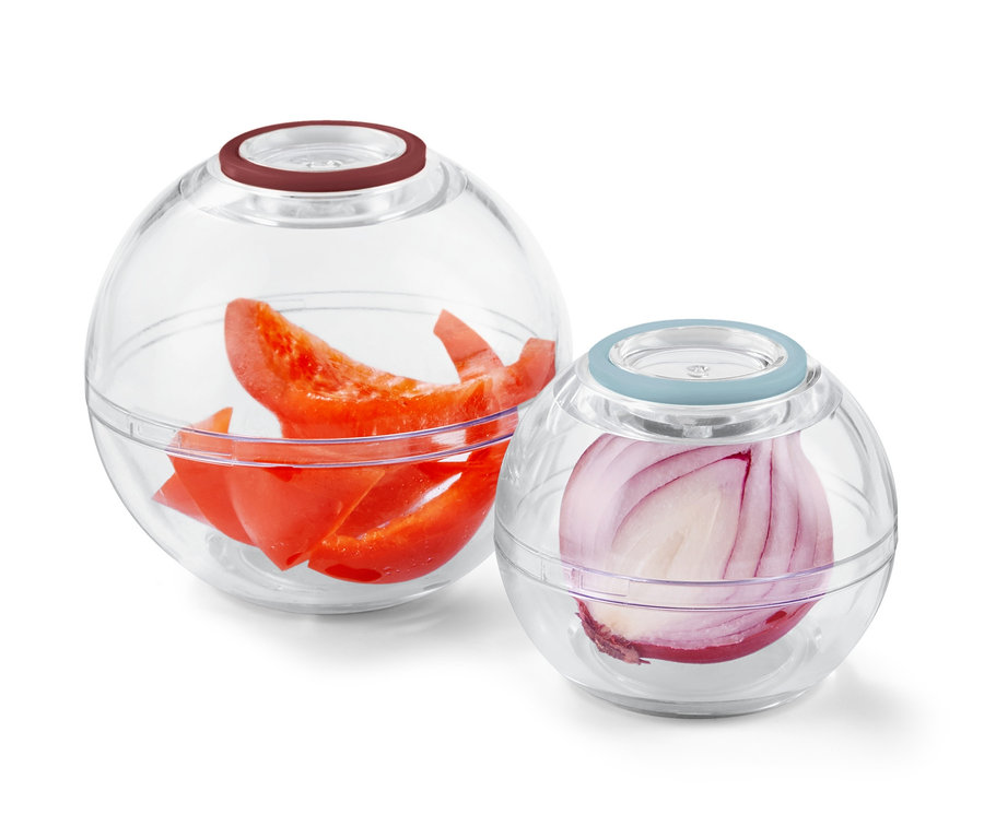 Két frissentartó gömb, az egyikben vágott paprika, a másikban hagyma.