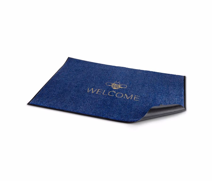 Egy sötétkék "welcome" lábtörlő.