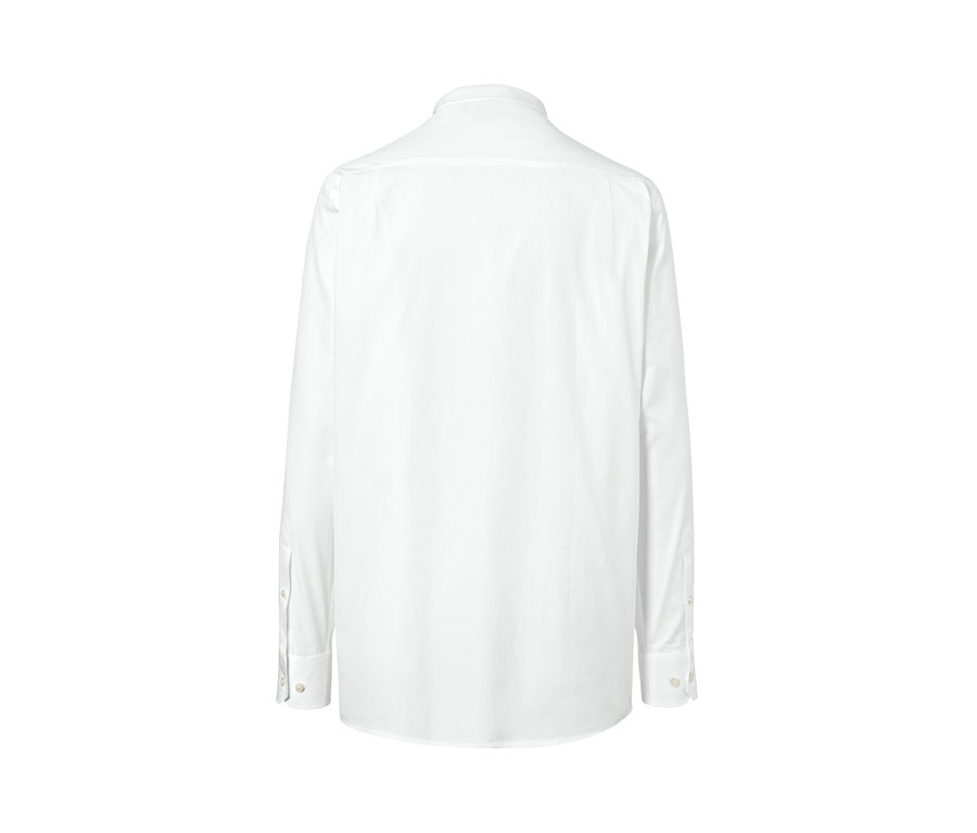 Hátulnézet egy fehér, Comfort Fit Oxford ingről.