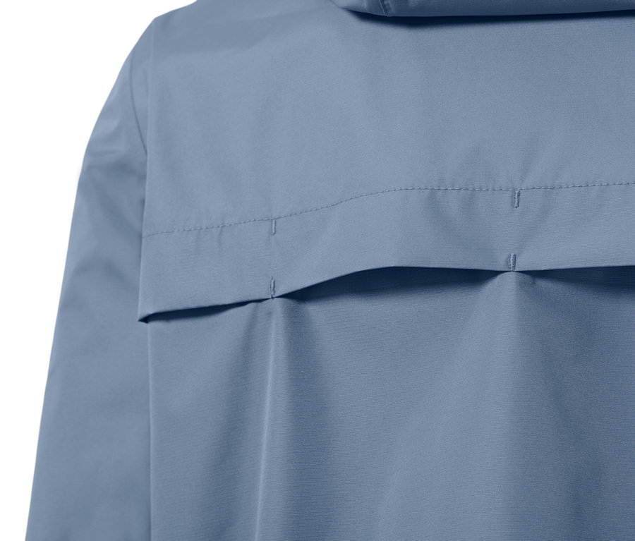 Egy kék, unisex esőkabát részlete.