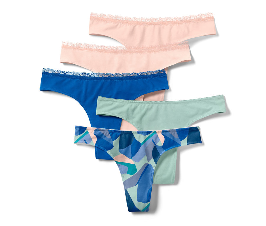 Öt különböző színű tanga egymáson.