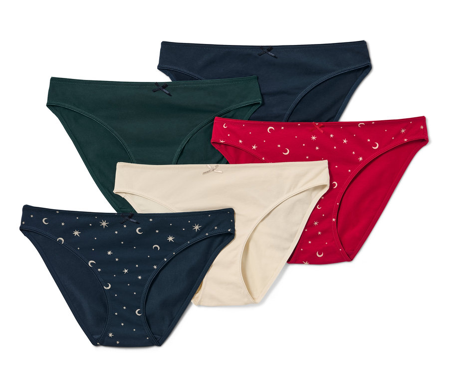 Öt különböző színű női alsó.