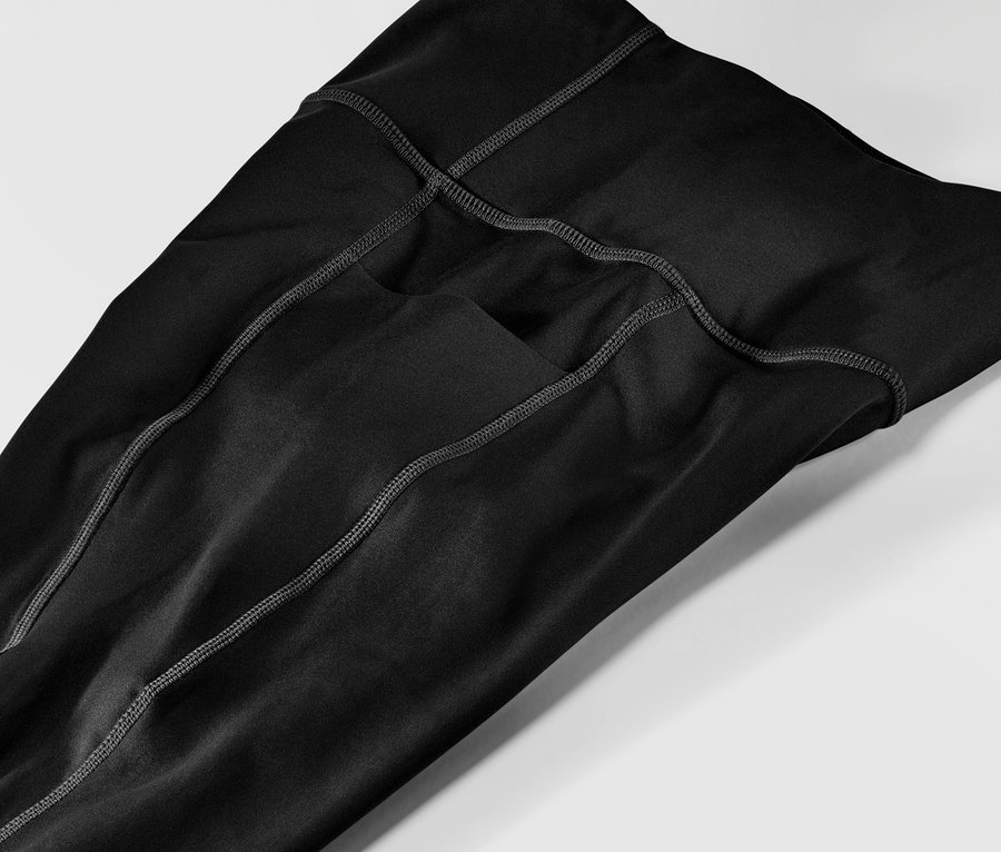 Közeli kép egy fekete női sportnadrágról.