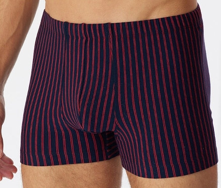 Férfi visel piros SCHIESSER boxeralsót biopamuttal.