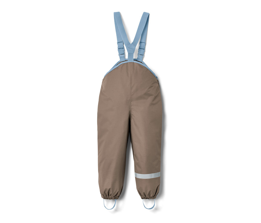 Barna kisgyerek esőnadrág kék nadrágtartóval.