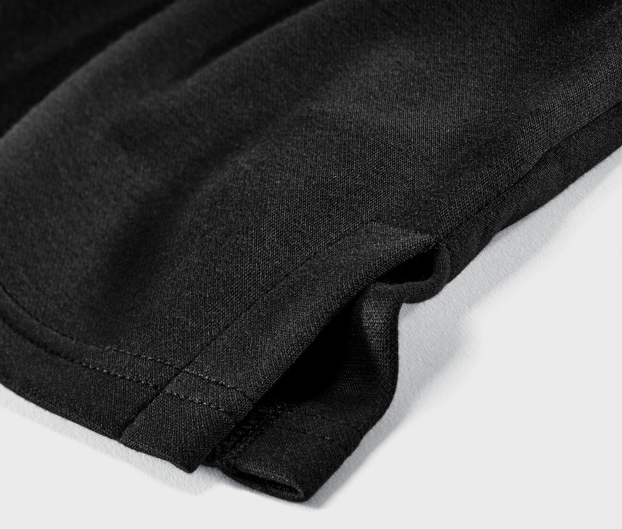 Egy fekete, 3/4-es ujjú szabadidőfelső részlete.