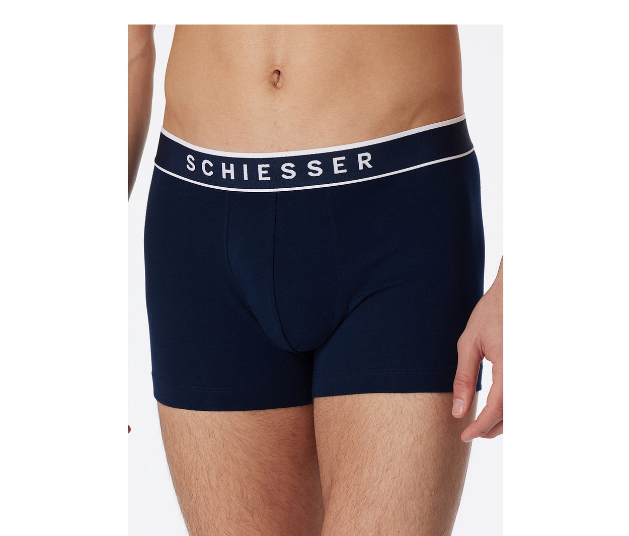 Férfi sötétkék SCHIESSER boxeralsót visel fehér derékpánttal.