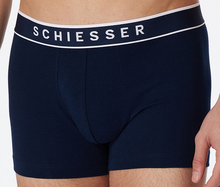 Férfi visel 3 SCHIESSER boxeralsót biopamuttal, sötétkék színben.
