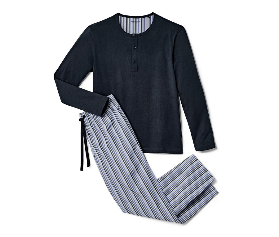 Sötétkék pizsama szövött, csíkos nadrággal.