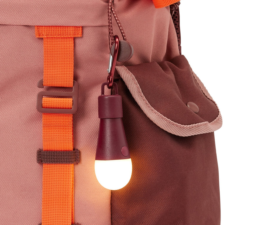 Egy 3 mini LED-es lámpa egy hátizsákra van akasztva.