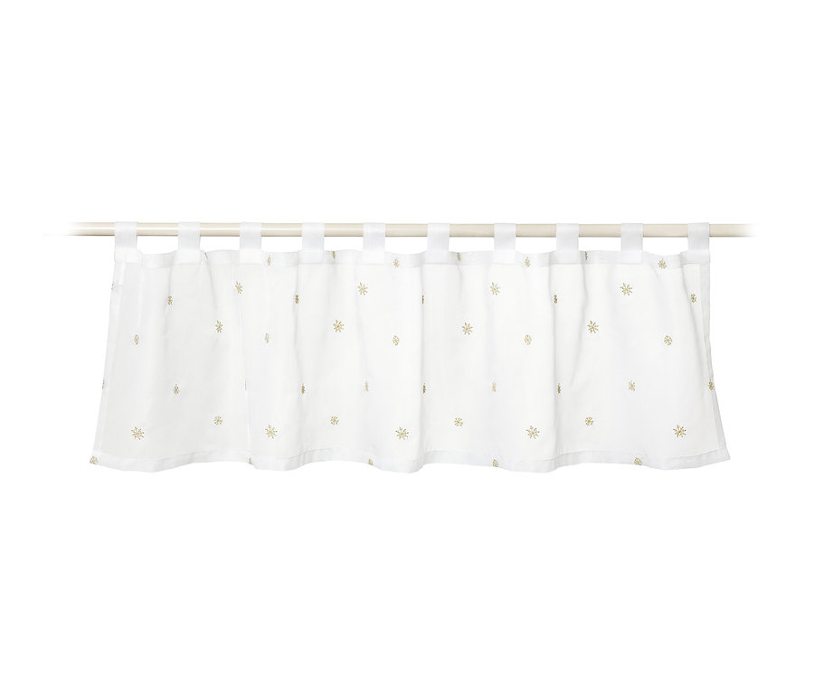Egy fehér félfüggöny arany csillagokkal egy fehér rúdon.