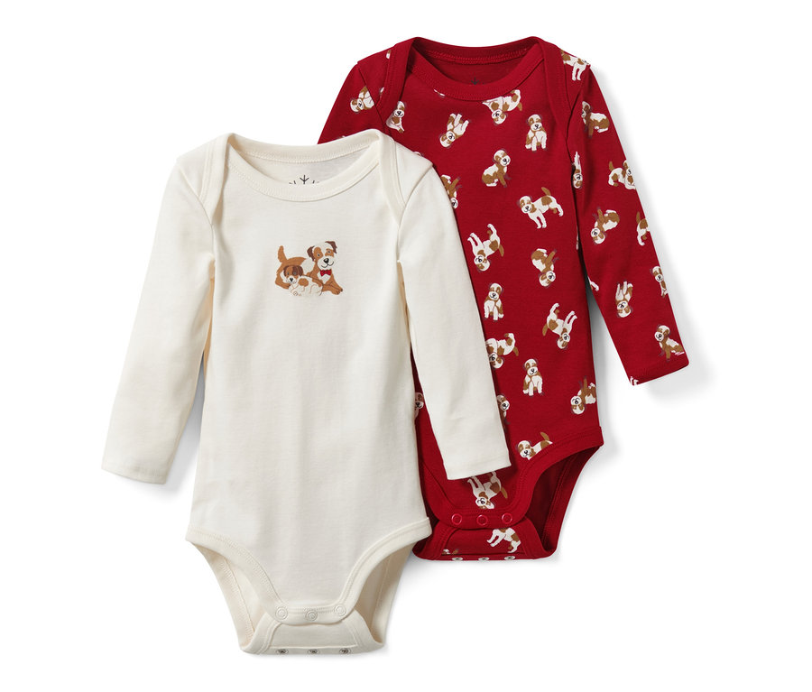 Két kisgyerek hosszú ujjú body: egy krémszínű, kutyás mintával, egy piros, kutyás nyomattal.