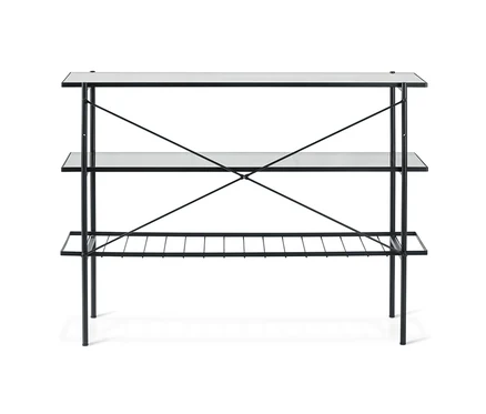 Konzolasztal szélessége kb. 120 cm, három üvegpolccal és fekete fémvázzal.