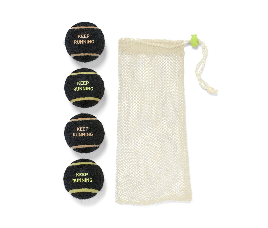 Négy játéklabda kutyáknak és egy bézs hálós táska.