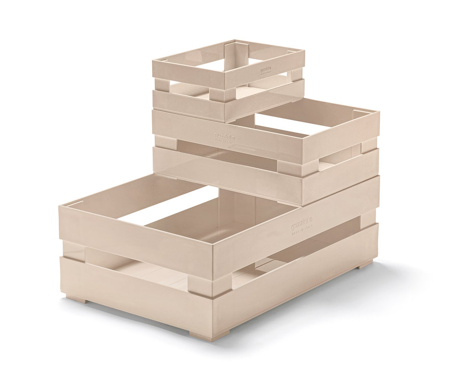 Egy halom 3 tárolódoboz.