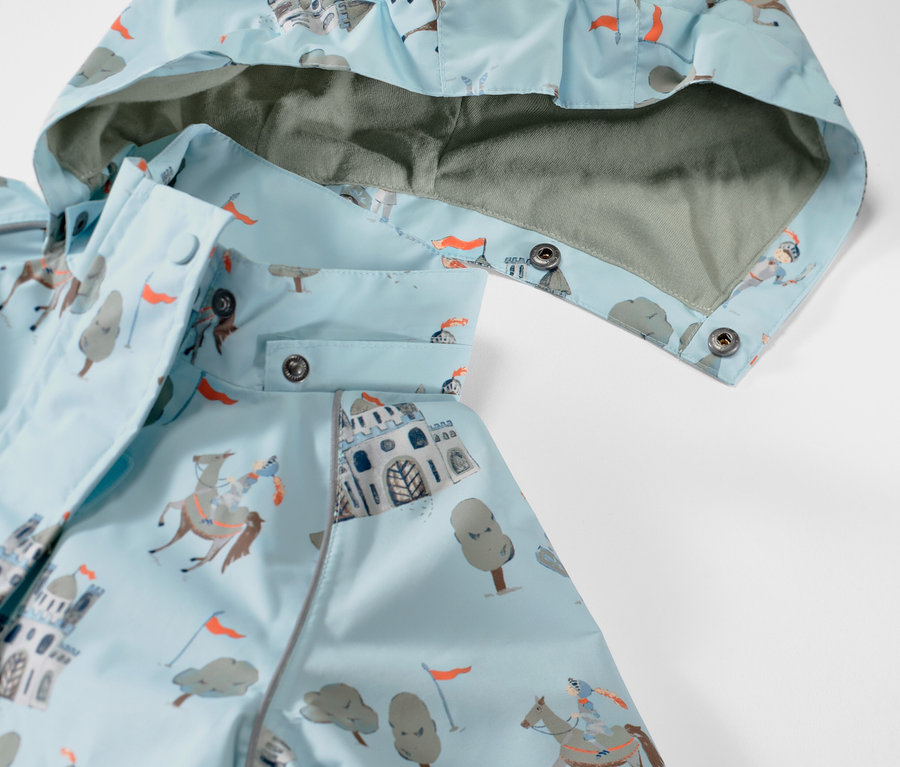 Egy gyermek esőkabát részlete, lovag mintával.