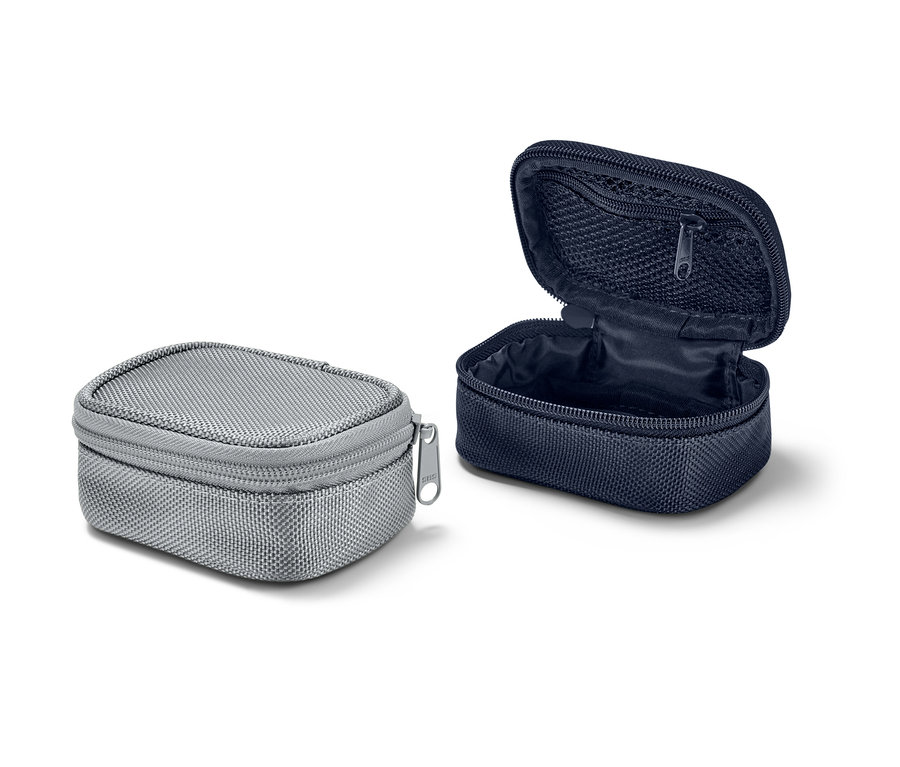 Két mini rendszerezőtáska utazáshoz: egy szürke, zárt és egy sötétkék, nyitott.