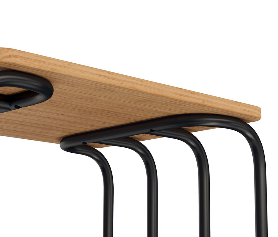 Egy fekete fém/fa ülőke részlete.