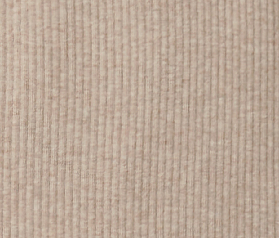 A bézs kisgyerek kezeslábas részlete.