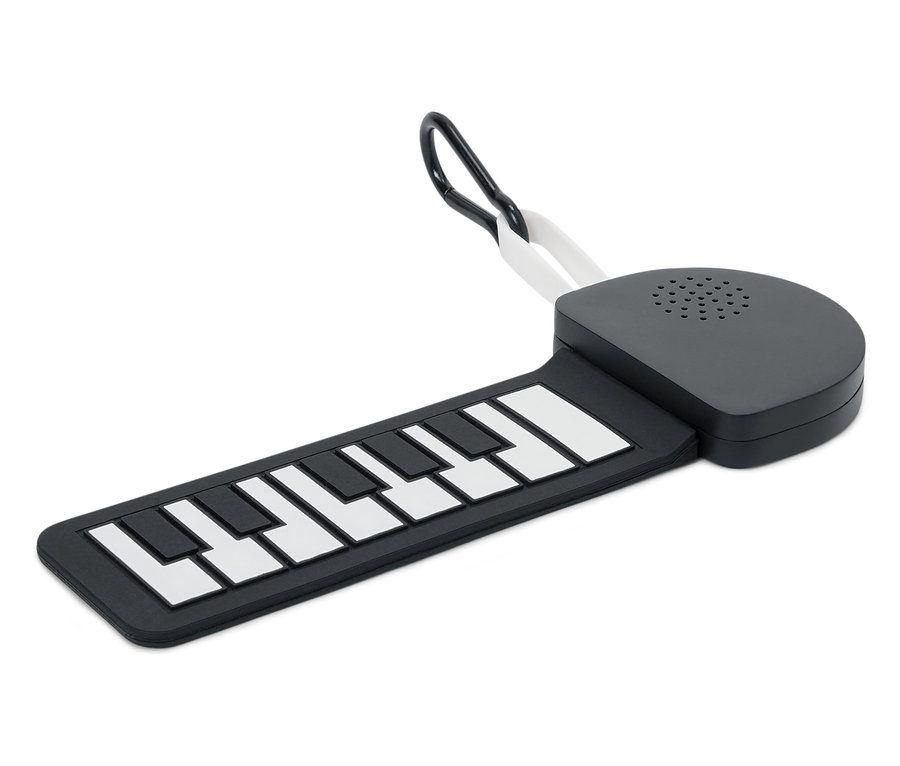 Egy fekete, feltekerhető zongora fehér billentyűkkel.