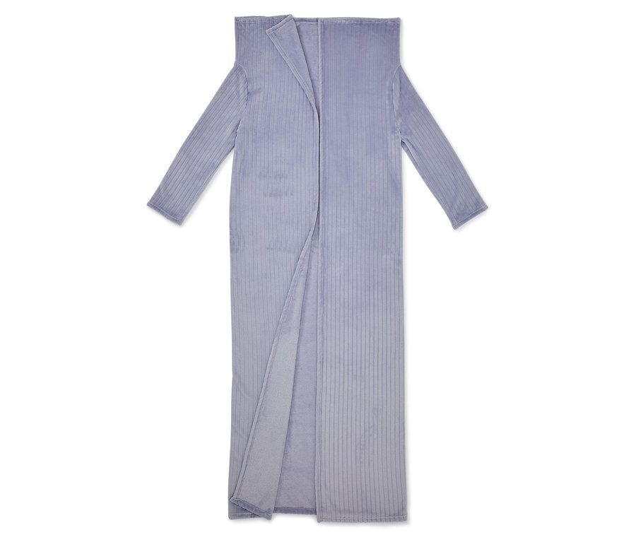 Egy hosszú, lila köntös, nyitott eleje és hosszú ujja van, fehér háttéren fekszik.