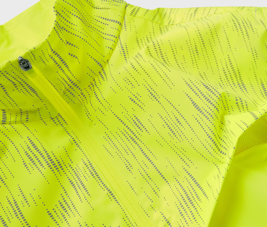 Egy neonzöld kabát részlete, sötétszürke mintával.