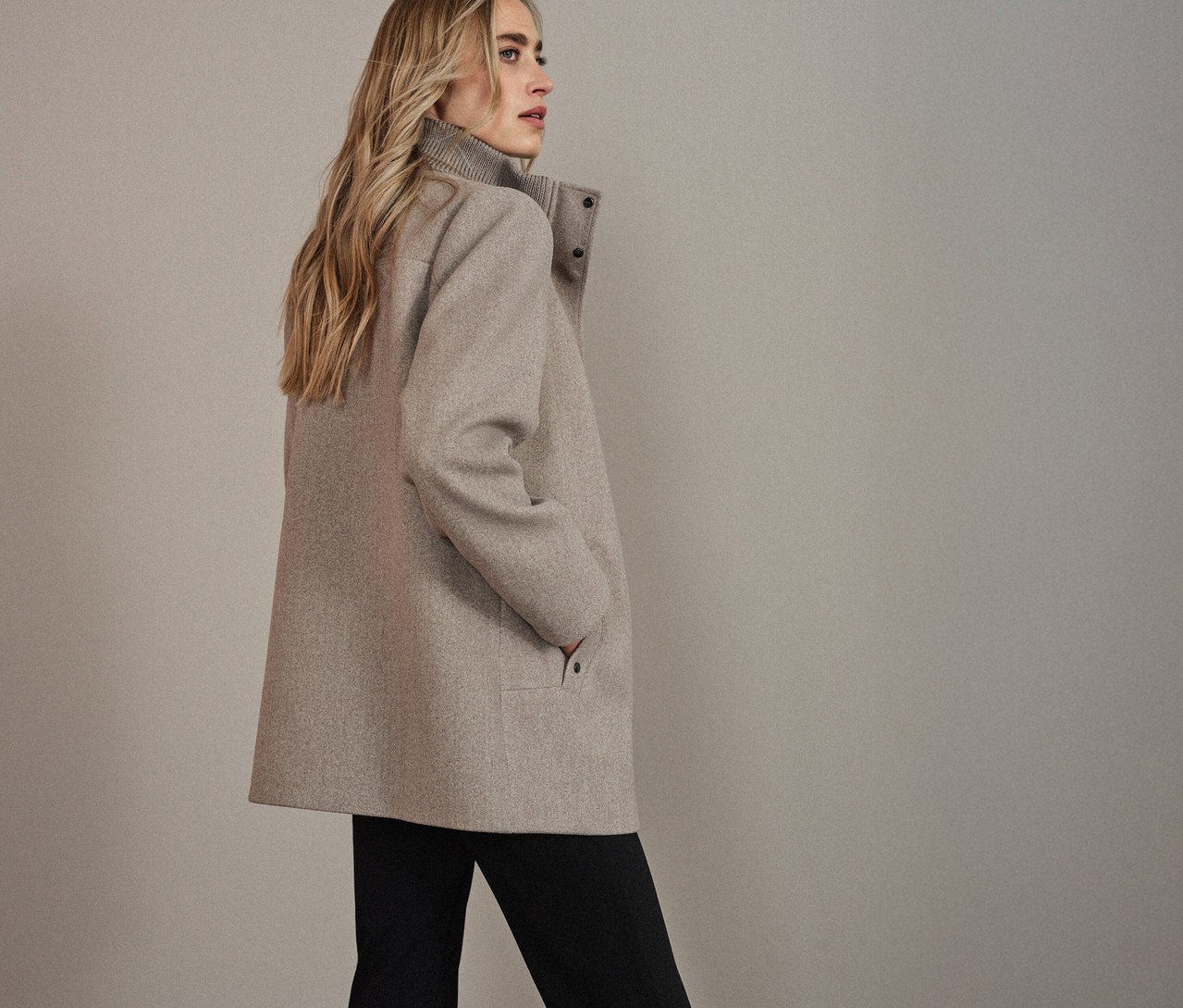 Balra néző nő Street One rövid kabátban.