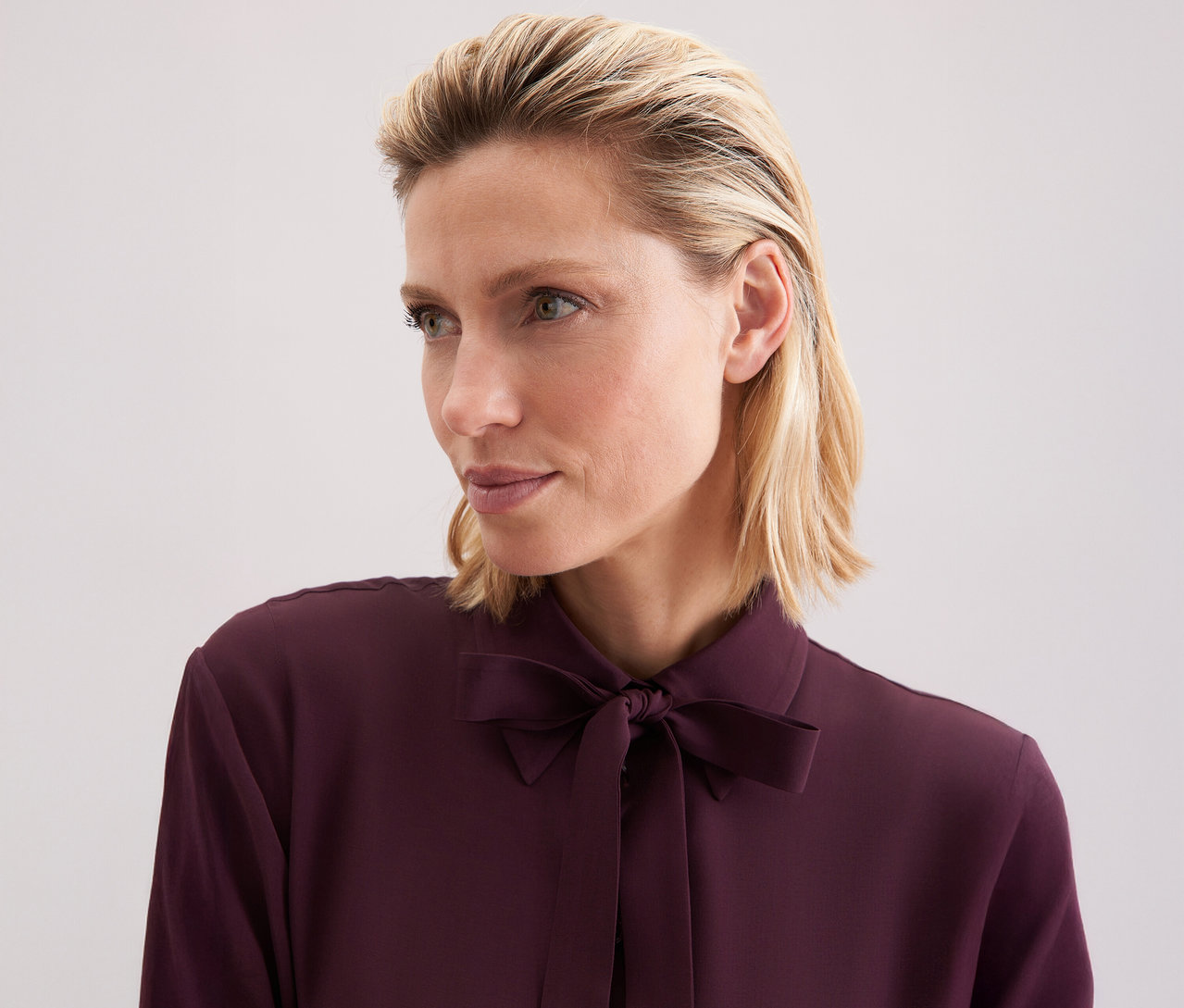 Nő visel egy Seidensticker sifon blúzt viszkózból.