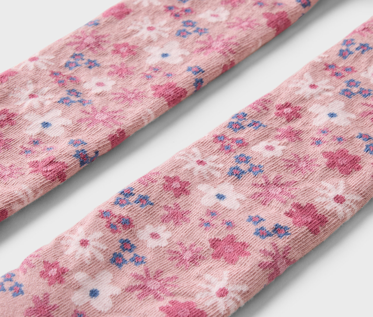 Három pár virágmintás harisnyanadrág részlete.