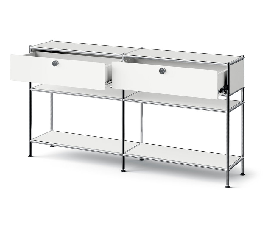 Fehér, alacsony tároló polc két nyitott fiókkal.