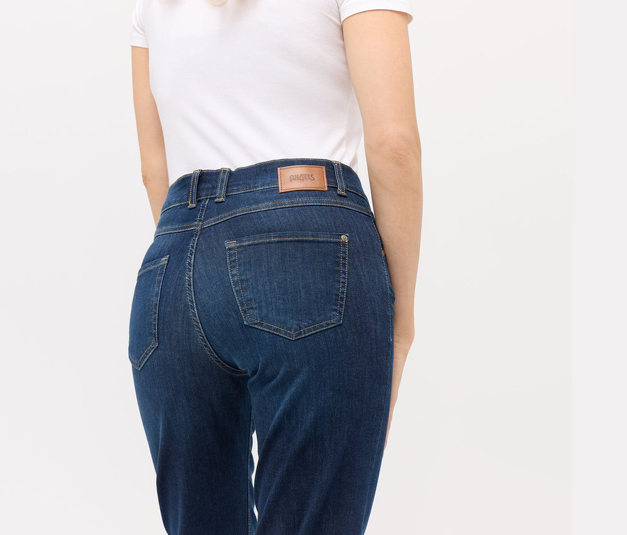 Hátulnézet egy nőn, aki Angels »Lara« straight fit farmert visel, sötétkék.