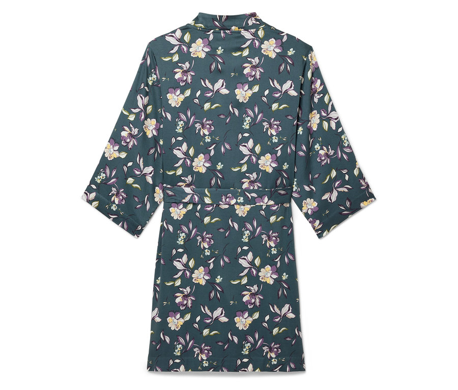 Egy zöld, lila és fehér árnyalatú, virágmintás köntös hátulnézete.