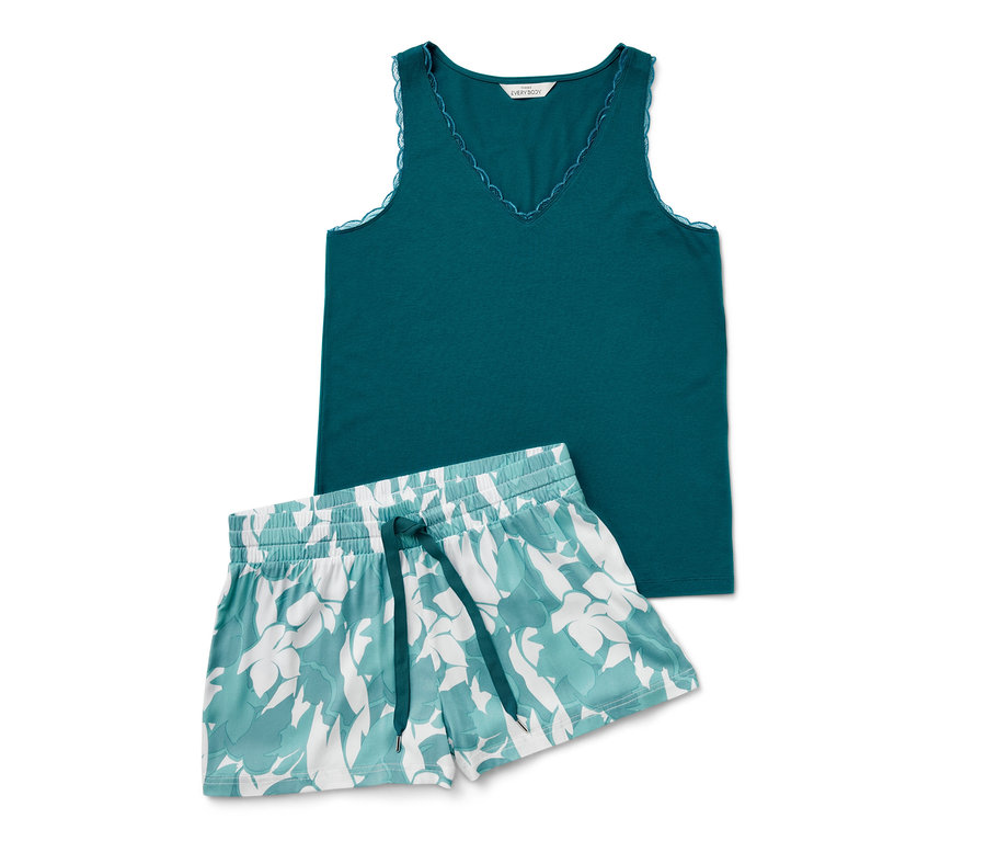 Közelkép egy zöld, virágos rövidnadrágos pizsamáról.