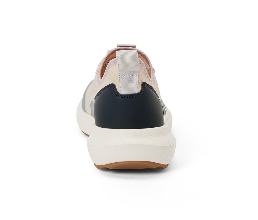 A sneaker cipő hátuljának részlete.