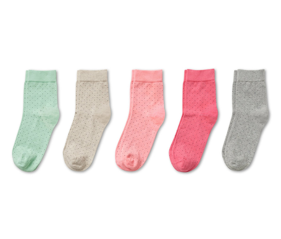 Öt pár különböző színű, pöttyös zokni.