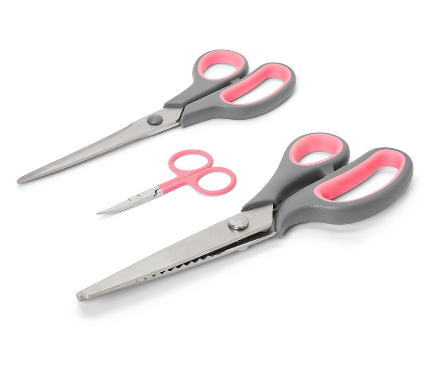 Textil ollókészlet szürke markolattal és rózsaszín belsővel fehér háttéren.