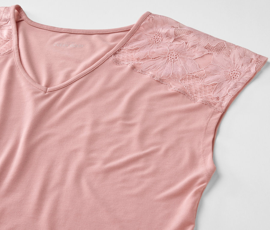 Rózsaszín felső részletesen, csipke ujjal.