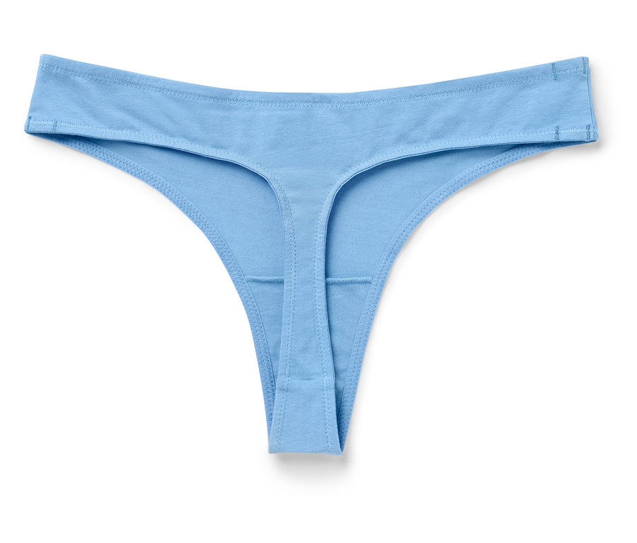 Egy világoskék tanga fehér háttérrel.