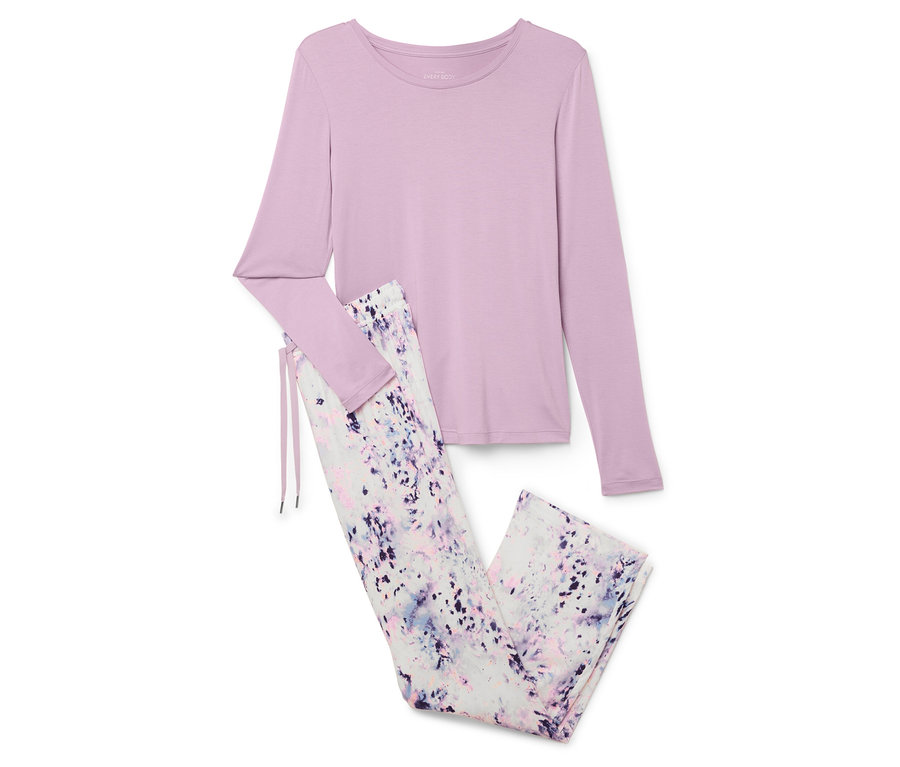 Egy lila hosszú ujjú felső és egy mintás nadrág fekszik egy fehér háttéren.