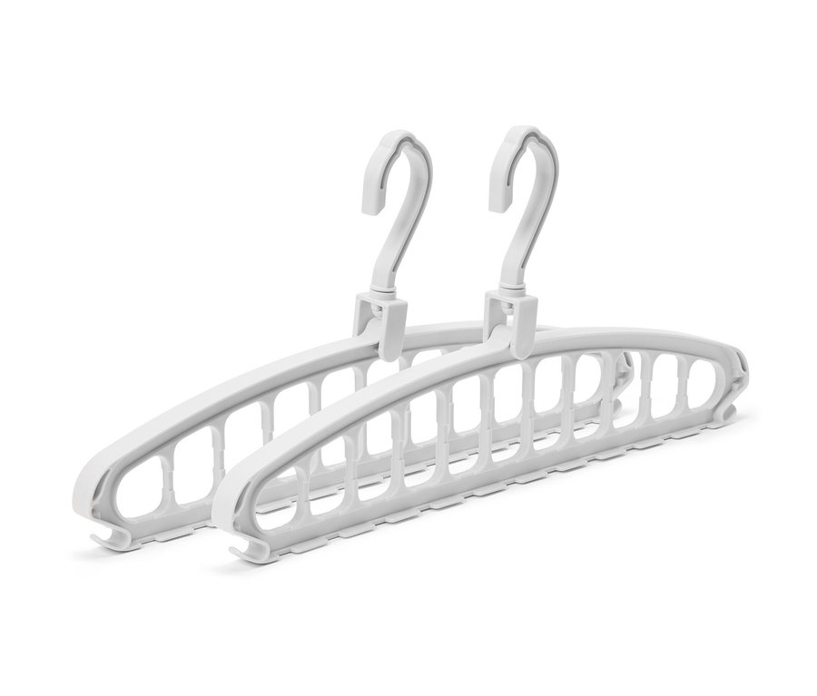 Két fehér multifunkciós vállfa.