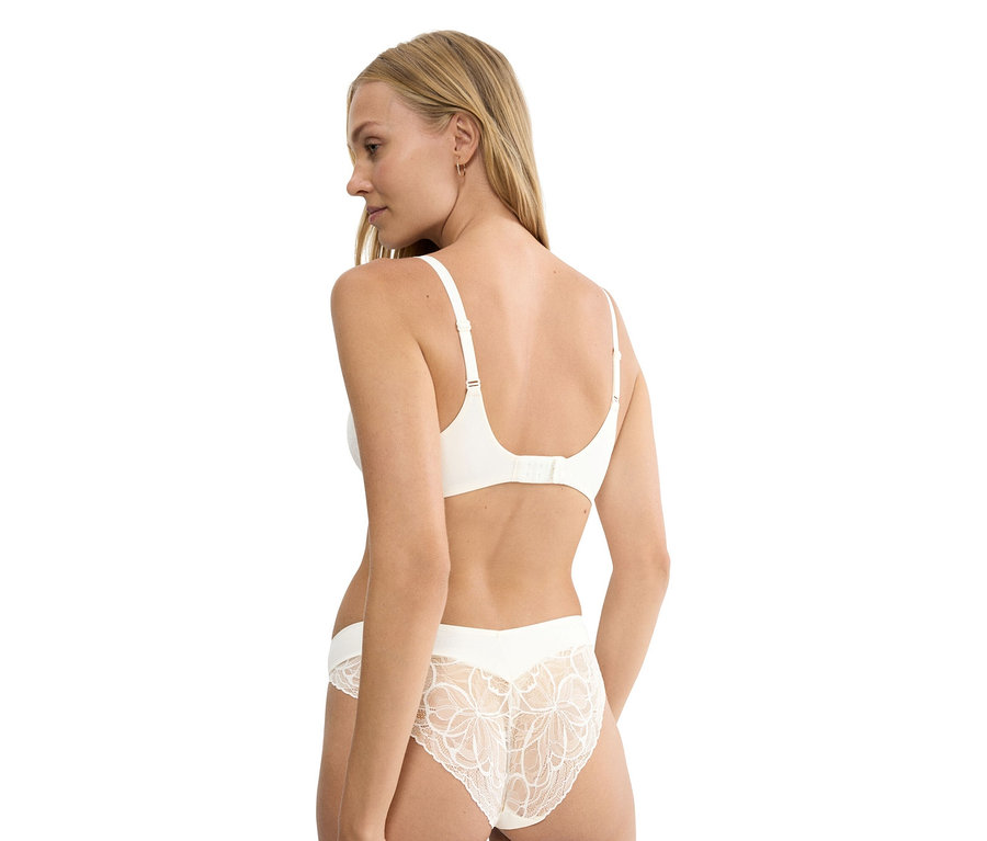 Hátulról látható nő, fehér melltartót és csipkés alsóneműt visel.