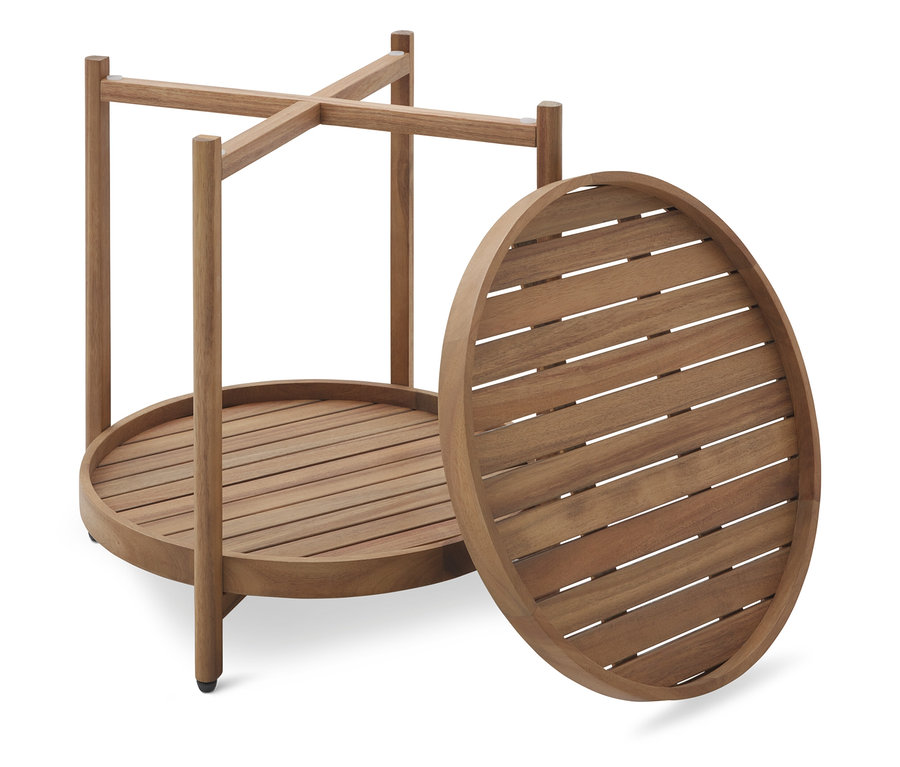 Egy szétszerelt, lécezett tetejű kerek faasztal fehér háttér előtt.