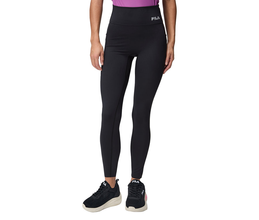 Nő visel fekete Fila leggingset és fekete tornacipőt.