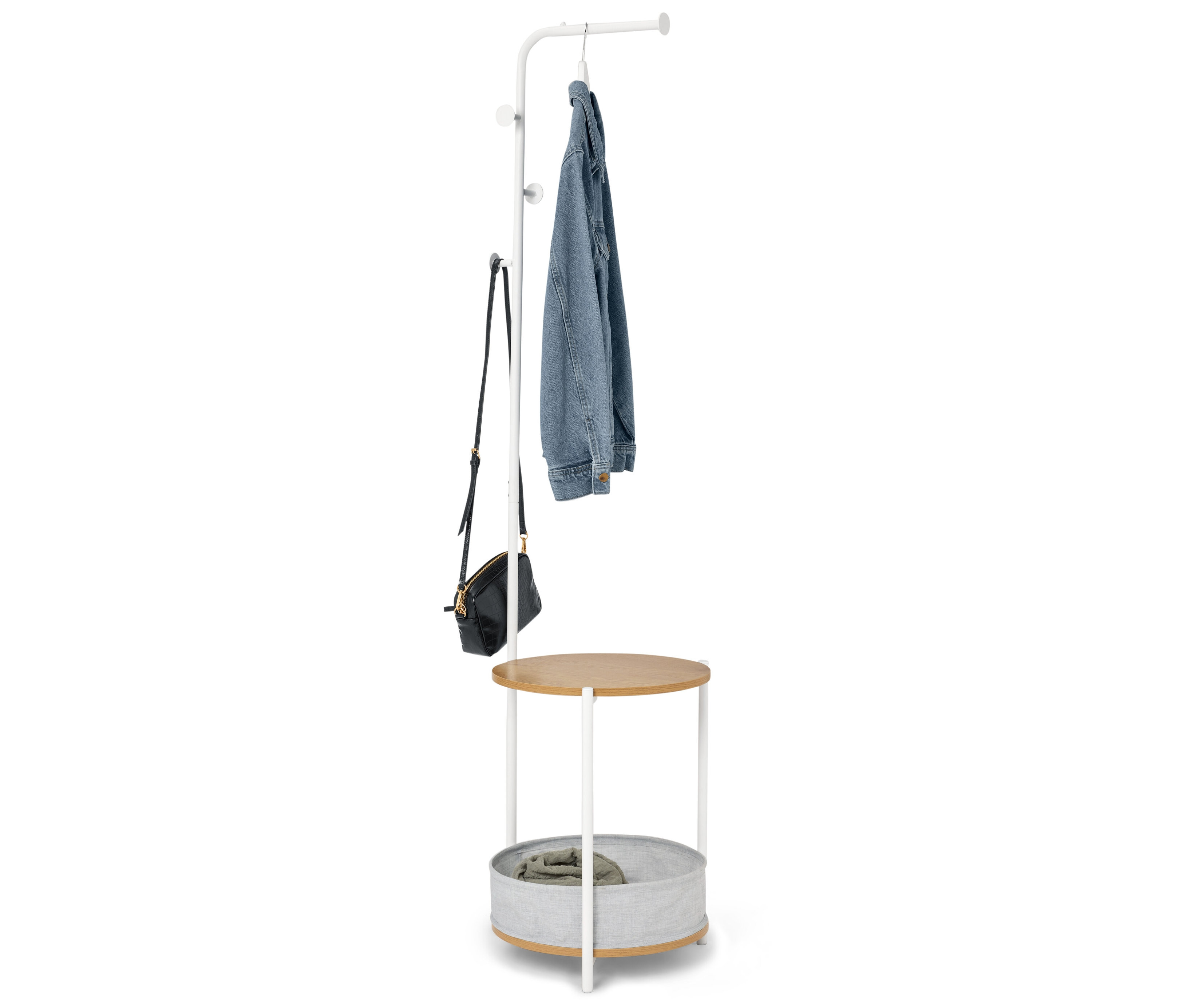 Egy ruhafogas látható rajta egy farmerdzsekivel, egy kézitáskával és egy tárolókosárral.