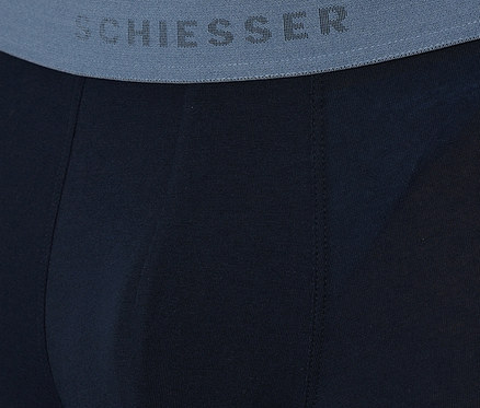 Sötétkék SCHIESSER boxeralsó szürke derékpánttal és márkajelzéssel.