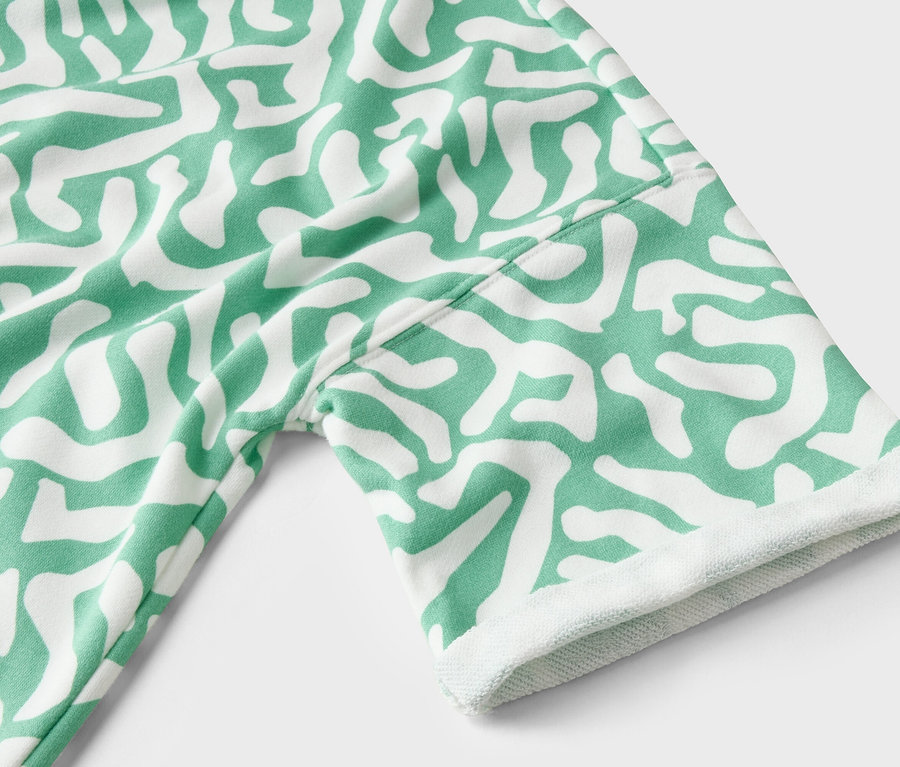 Egy zöld és fehér mintás ruhadarab közeli képe.