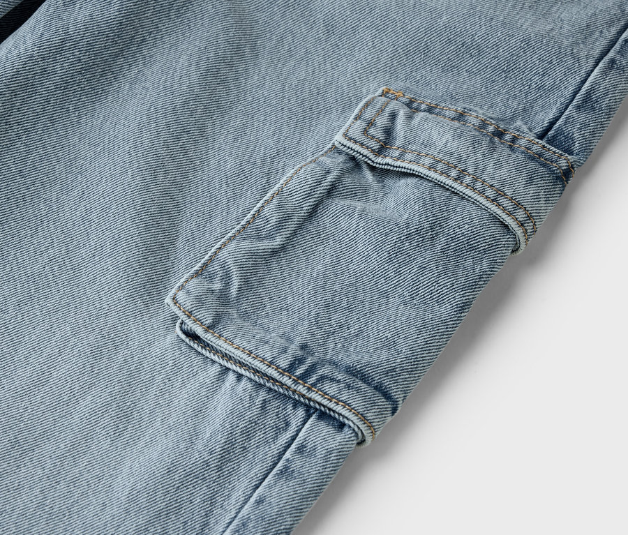 Egy világoskék farmernadrág közeli képe, cargo zsebbel.